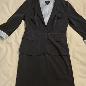 Elegant Black Skirt Set with Striped Lining